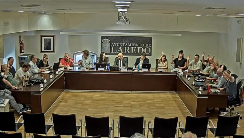 Concejales durante el Pleno del Ayuntamiento de Laredo