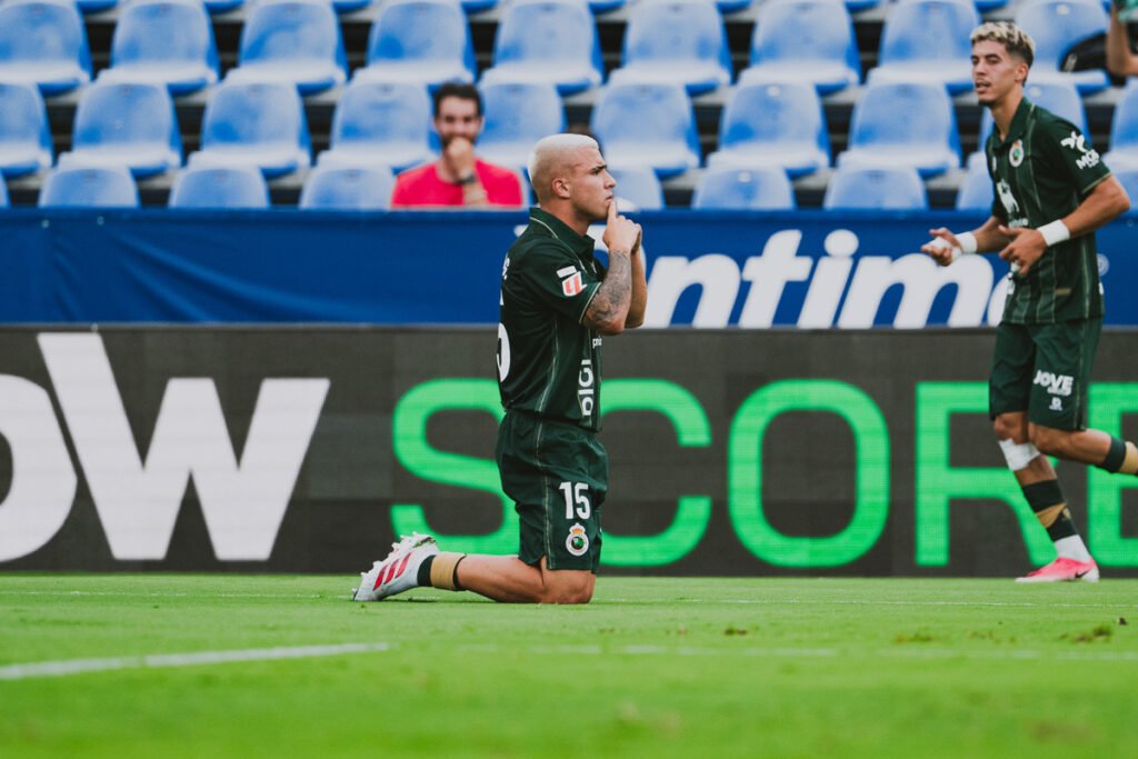 Pablo García celebra su gol con el Racing ante el Rayo Vallecano