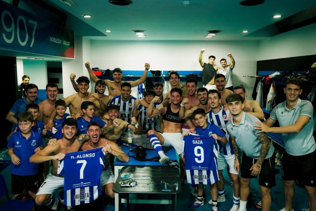 Los jugadores de la Gimnástica celebran en el vestuario su primera victoria de la temporada