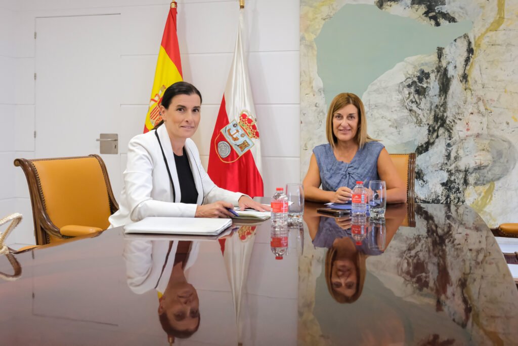 María José Sáenz de Buruaga y Gema Igual durante su reunión sobre las inversiones para Santander.