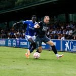 Saúl, jugador de la Gimnástica de Torrelavega, conduce el balón ante el Real Oviedo Vetusta