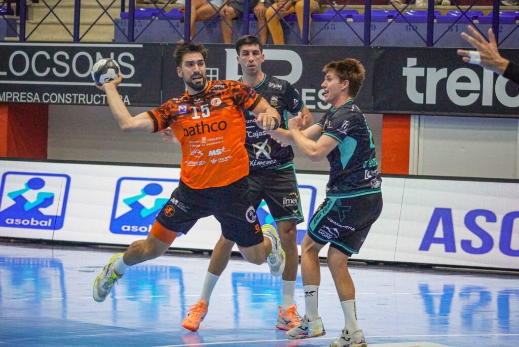 Jugador del Bathco BM Torrelavega durante el partido ante el Puente Genil
