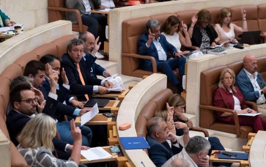 El Parlamento de Cantabria debate hoy sobre Correos, aulas públicas, Altamira y energía