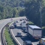 Retenciones en la A-8 en sentido Bilbao tras el corte de la autovía en Solares.