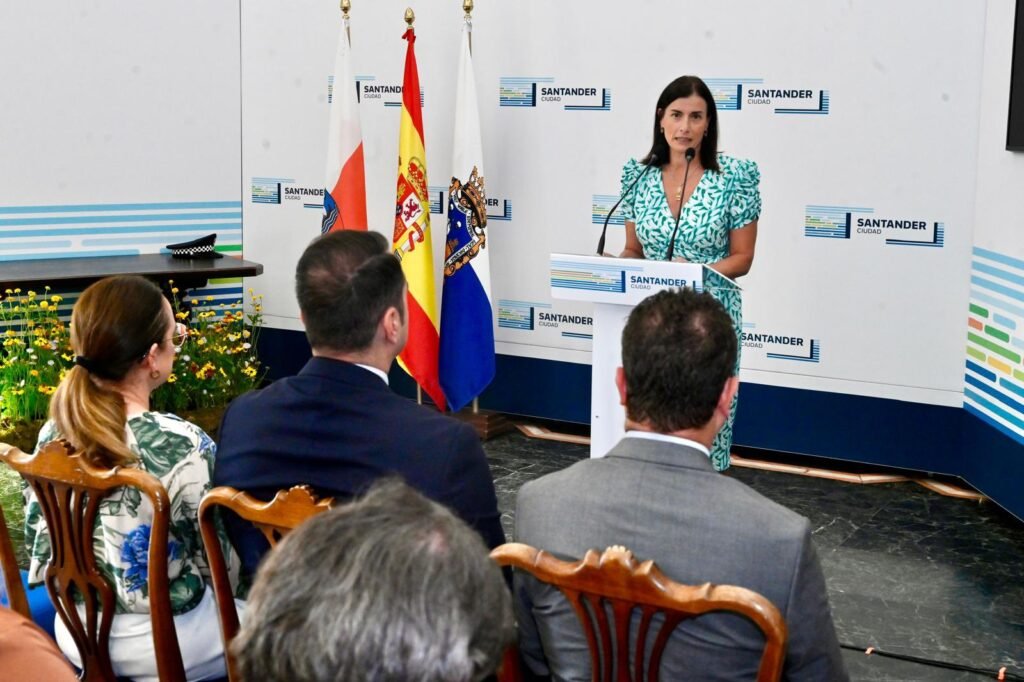 Gema Igual durante una rueda de prensa en el Ayuntamiento de Santander