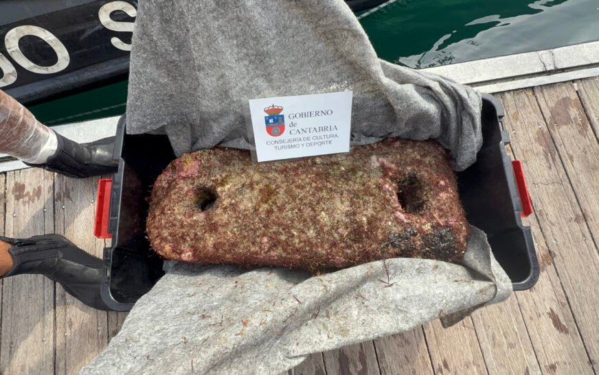 Localizan un ancla lítica de dos agujeros en aguas de Castro Urdiales