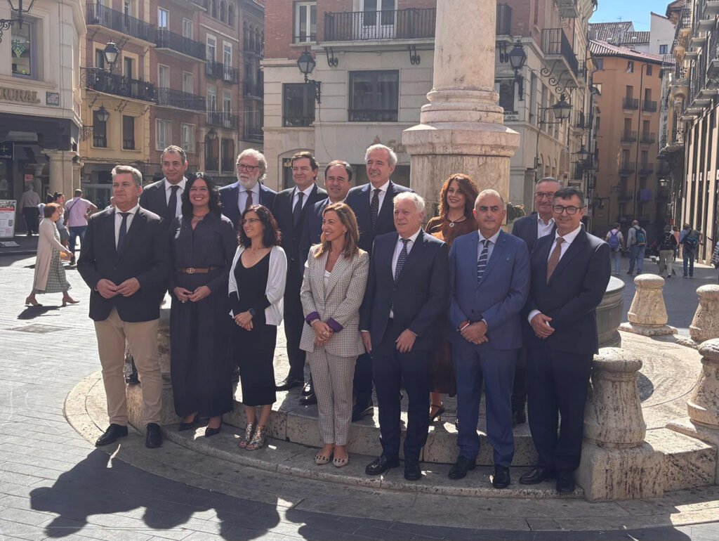 Representantes de Cantabria y otras comunidades tras firmar la Declaración de Teruel