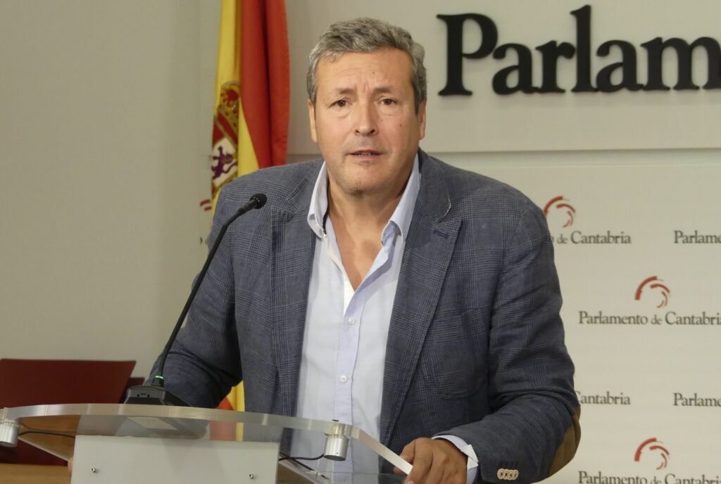 Íñigo Fernández durante su intervención sobre las Cercanías y las infraestructuras de Cantabria.