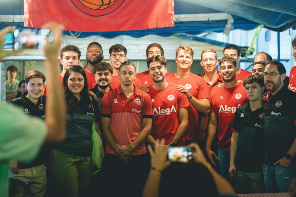 Jugadores del Grupo Alega Cantabria durante la temporada 2026-2027.