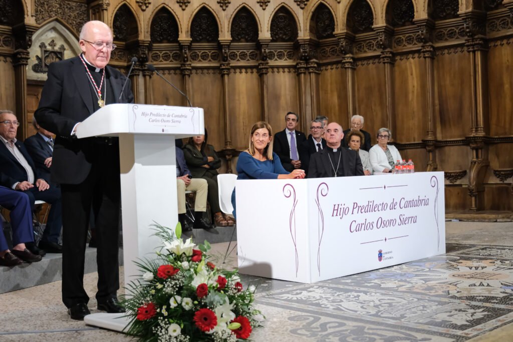 María José Sáenz de Buruaga entrega a Carlos Osoro la distinción de Hijo Predilecto de Cantabria.