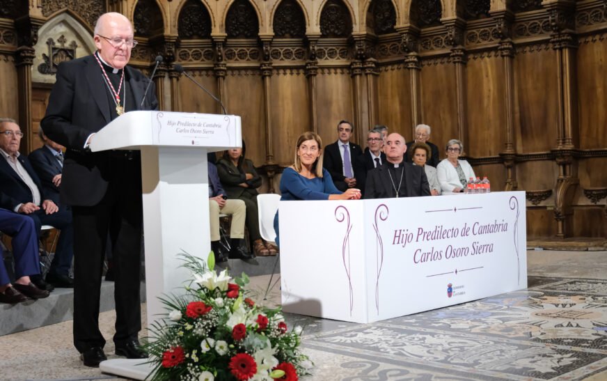 Buruaga entrega al cardenal Carlos Osoro la distinción de Hijo Predilecto de Cantabria