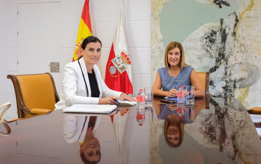 La A-8 queda cortada en Solares en sentido Bilbao tras la salida de vía de un camión portacoches
