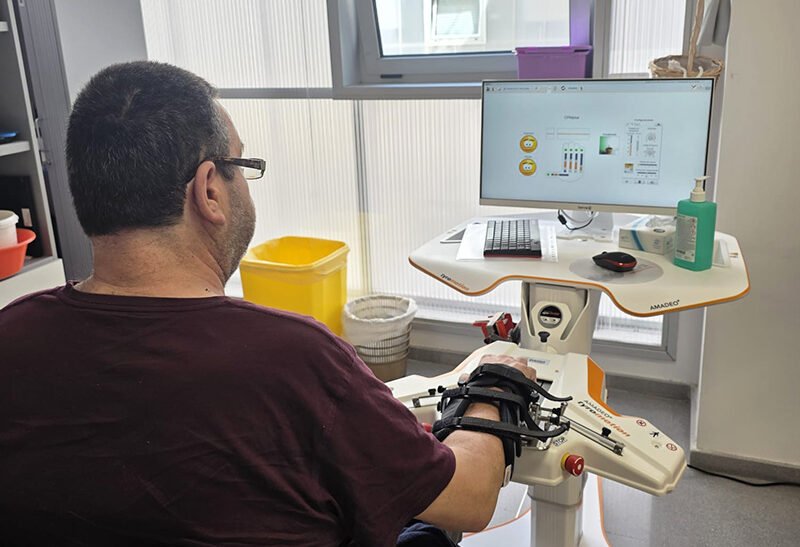 Valdecilla incorpora dos nuevos exoesqueletos para ampliar la rehabilitación de pacientes con lesiones neurológicas