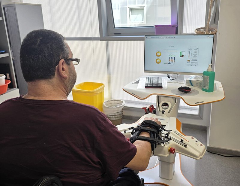 Valdecilla incorpora dos nuevos exoesqueletos para ampliar la rehabilitación de pacientes con lesiones neurológicas