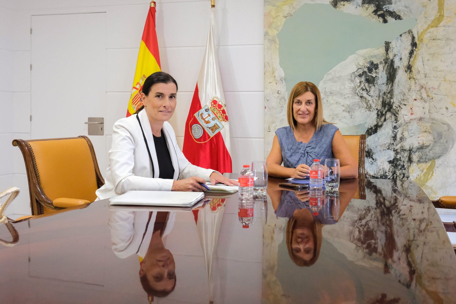 María José Sáenz de Buruaga y Gema Igual durante su reunión sobre las inversiones para Santander.