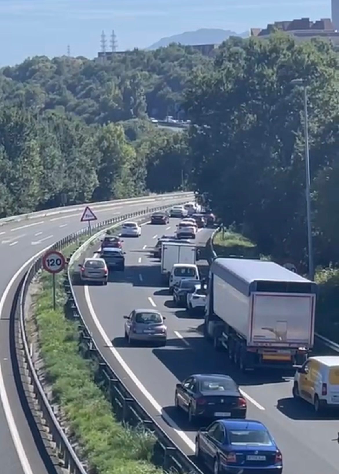Retenciones en la A-8 en sentido Bilbao tras el corte de la autovía en Solares.