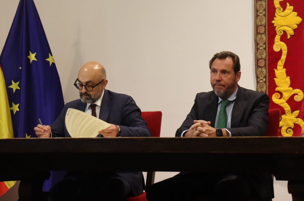 Pedro Marco y Óscar Puente durante la firma | Fuente: Daniel Martínez
