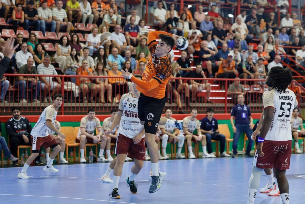 Bathco BM Torrelavega antes de su debut ante el Benfica en la EHF European League