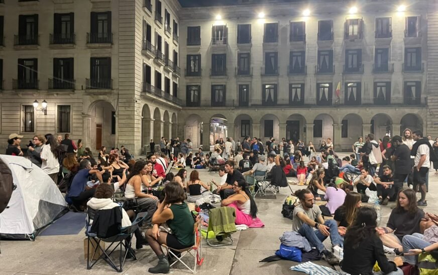 Más de un centenar de personas se suman en Cantabria a las concentraciones por Maricarmen y contra los “fondos buitre”