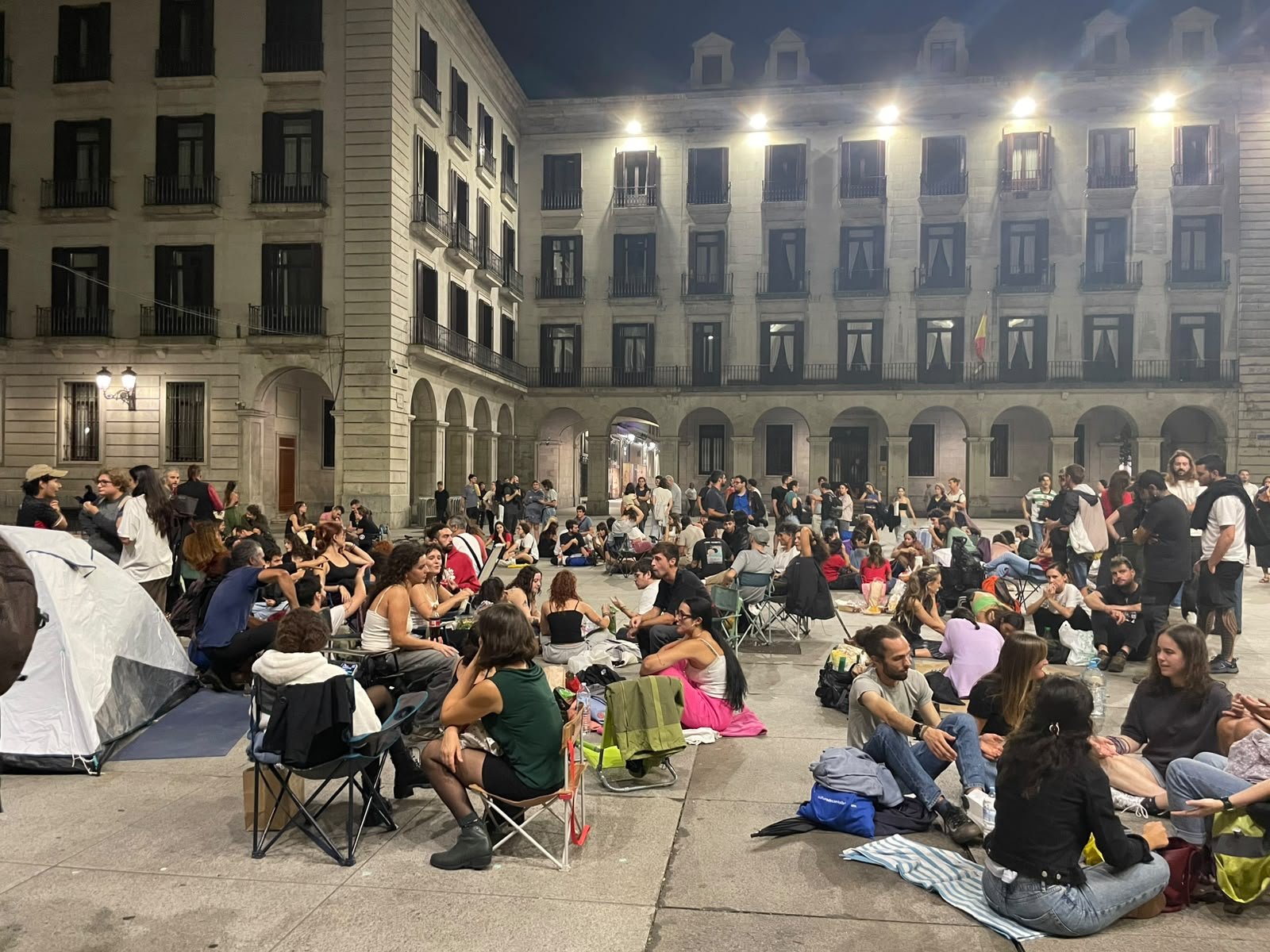Más de un centenar de personas se suman en Cantabria a las concentraciones por Maricarmen y contra los “fondos buitre”