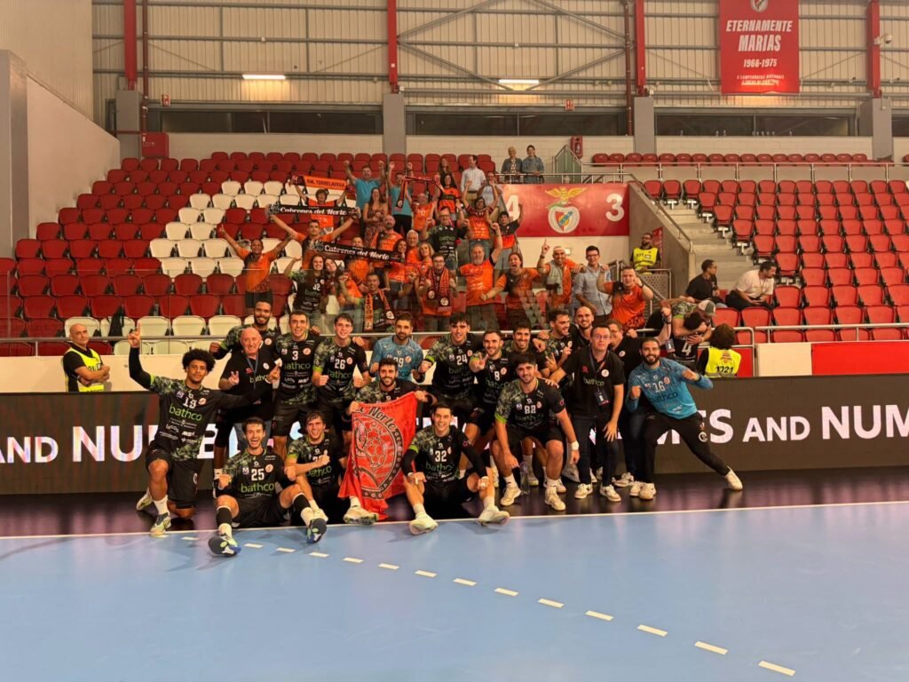 Jugadores del Bathco BM Torrelavega celebran la victoria ante el Benfica con los aficionados desplazados a Lisboa