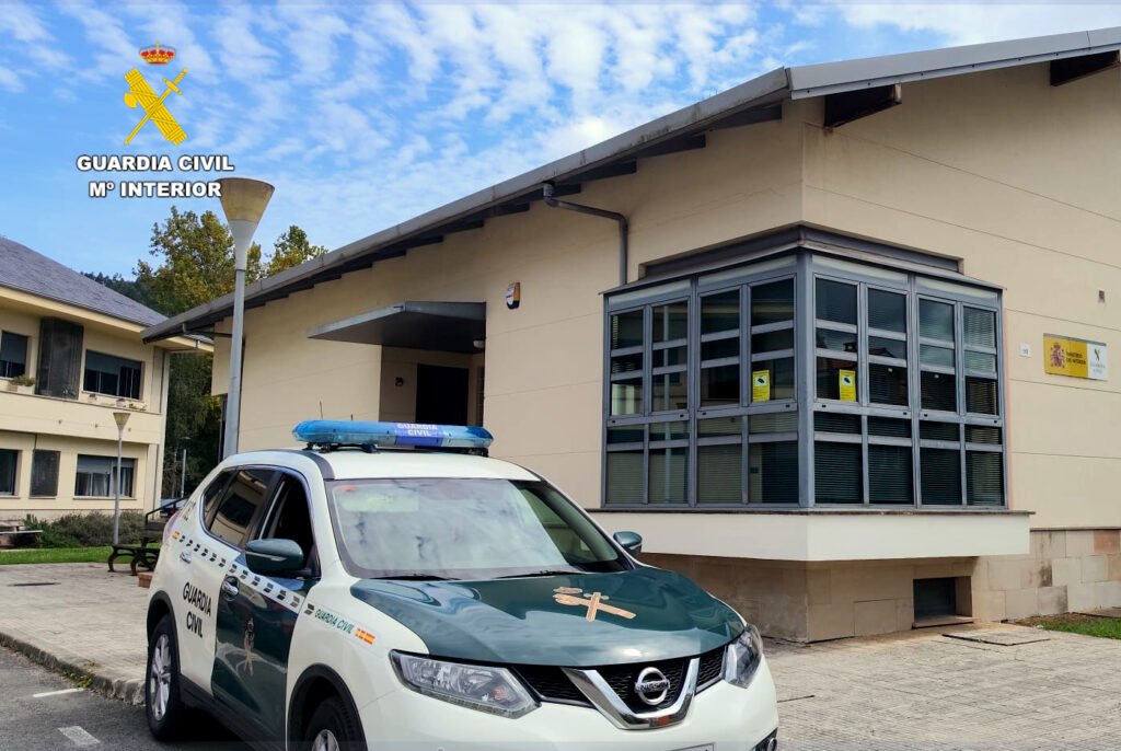 Vehículo patrulla de la Guardia Civil en el Puesto de Renedo de Piélagos