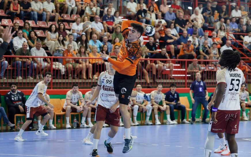 El Bathco BM Torrelavega afronta hoy un estreno europeo de máxima exigencia ante el Benfica