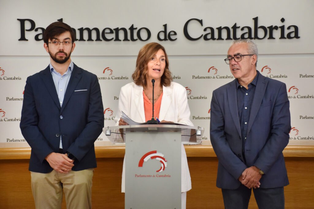 Paula Fernández Viaña junto a Pedro Hernando y Catalín Birsán durante la presentación de las medidas fiscales del PRC.