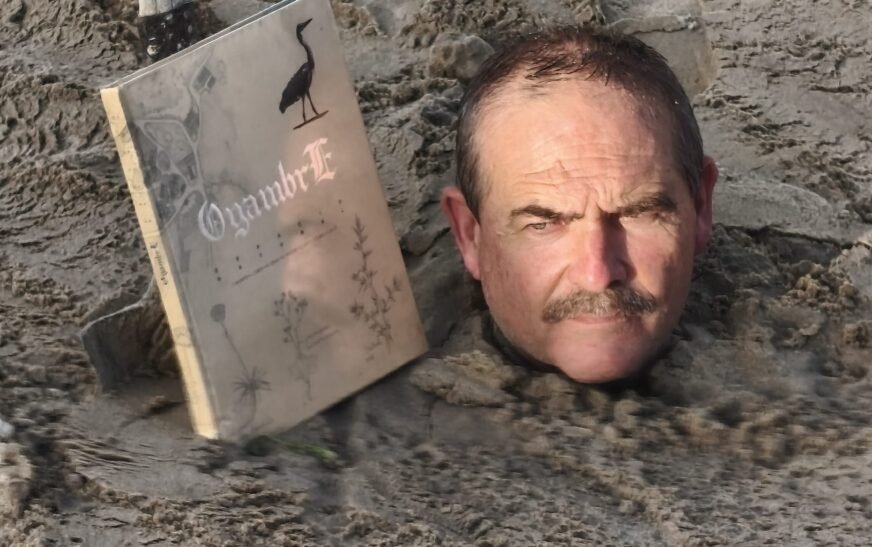 El artista cántabro Nacho Zubelzu se «siembra» para reclamar la protección del Parque Natural de Oyambre