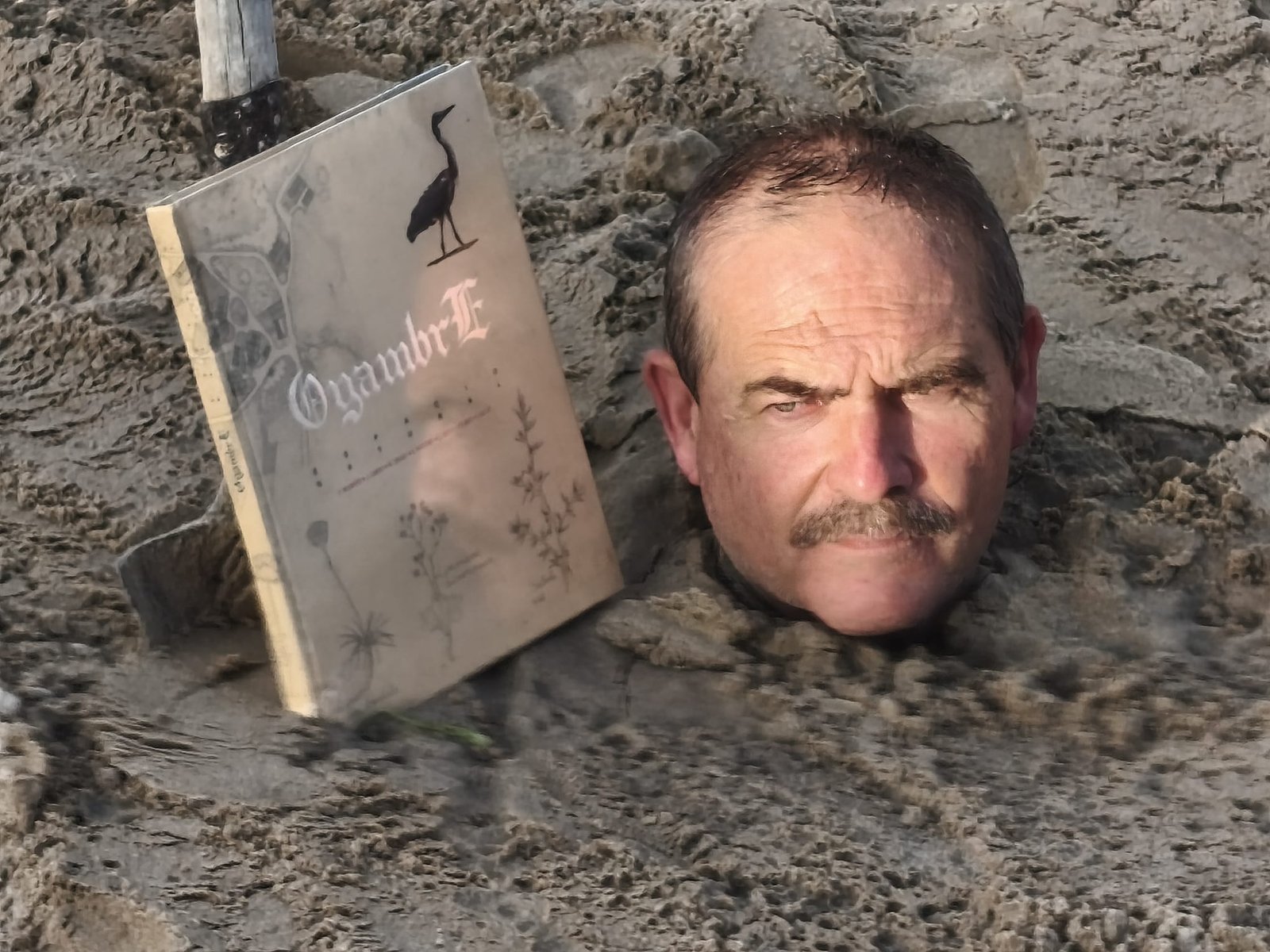 El artista cántabro Nacho Zubelzu se «siembra» para reclamar la protección del Parque Natural de Oyambre