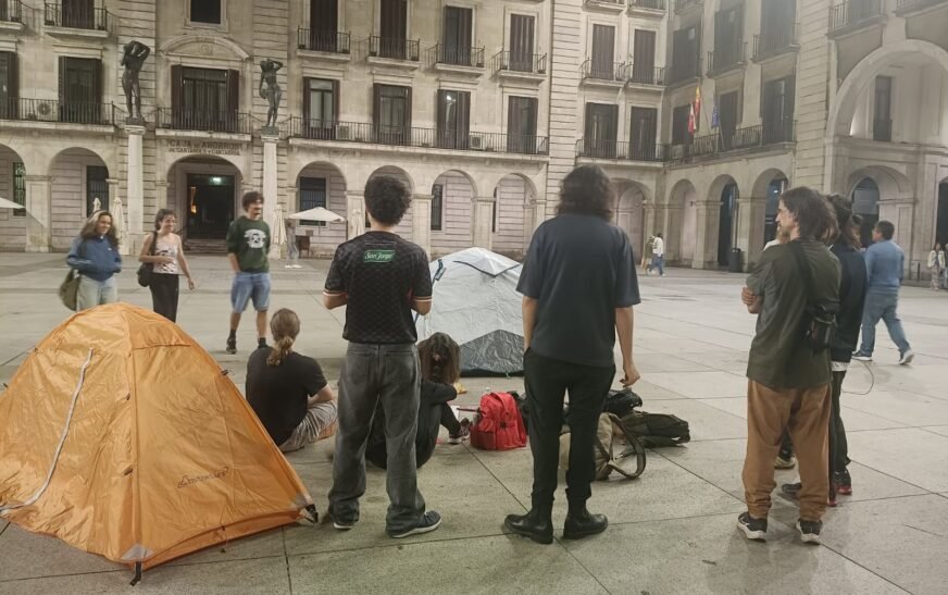 La acampada por la vivienda llega a Santander y pasa su primera noche en la Plaza Porticada antes de la movilización de este martes
