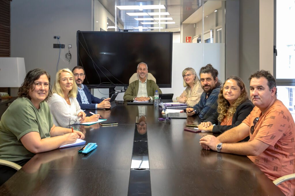 Sergio Silva durante la reunión de la Mesa de las Familias de Cantabria.