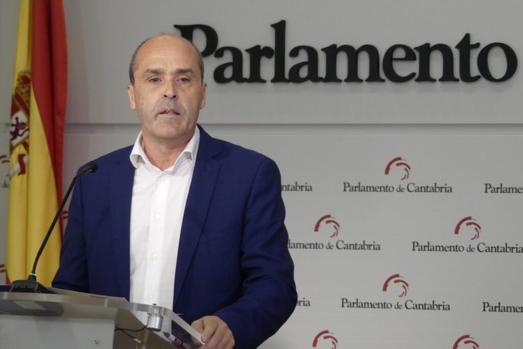 Juan José Alonso, portavoz del PP en el Parlamento de Cantabria, durante una rueda de prensa.