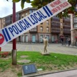 Cinta de la Policía Local de Torrelavega frente a la estatua de Ángel Quintanal en Cuatro Caminos.
