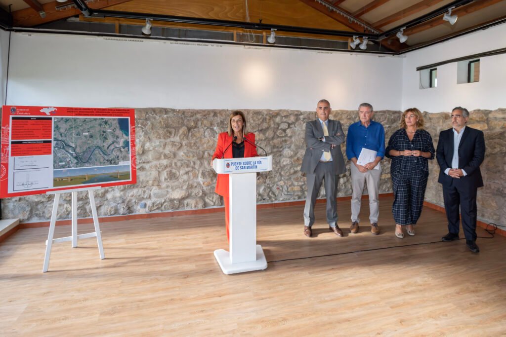 María José Sáenz de Buruaga junto a representantes de Fomento, Suances y Polanco ante la ría de Suances.