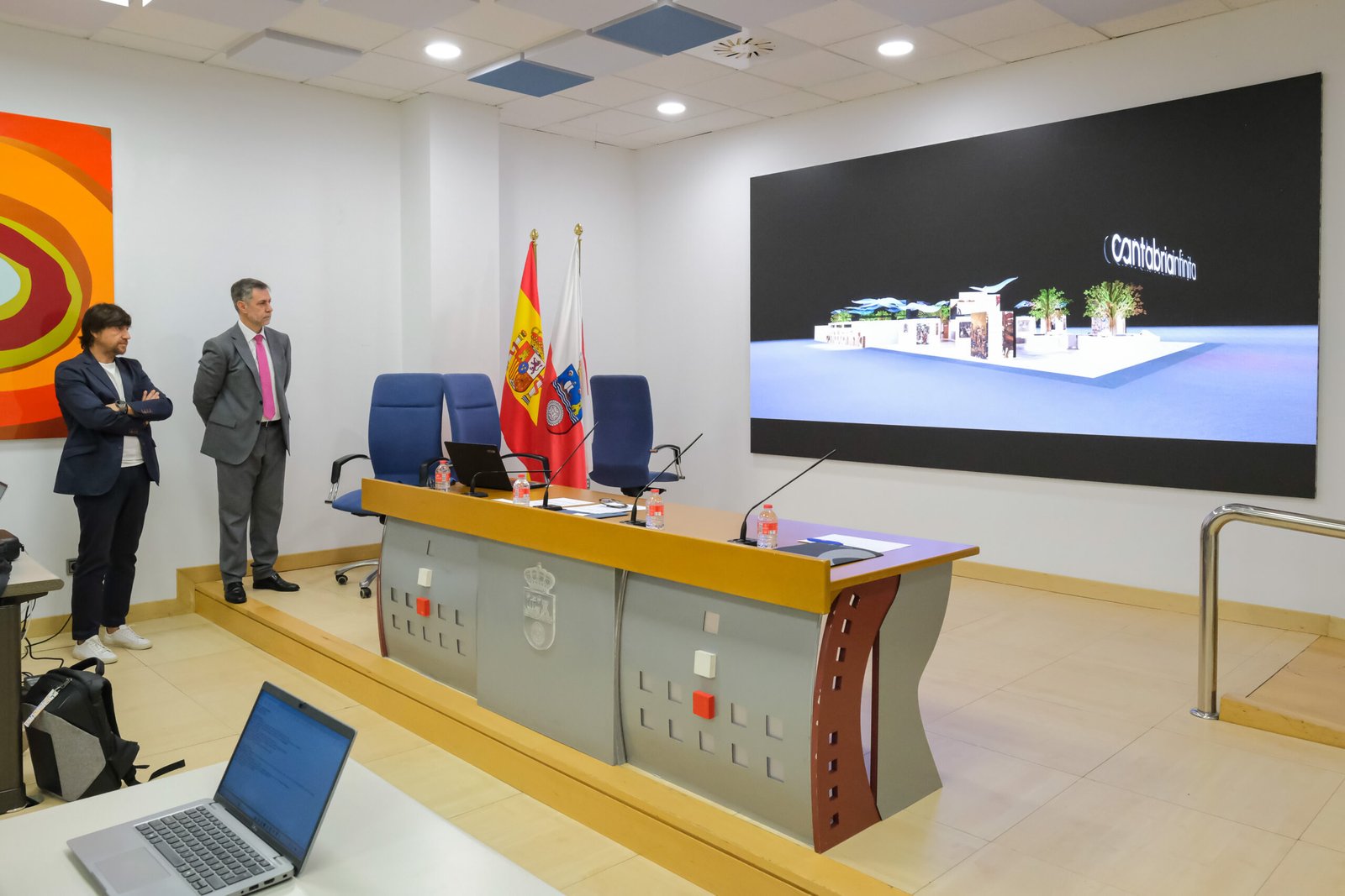 Luis Martínez Abad e Inés Mier durante la presentación del estand de Cantabria para Fitur 2027.