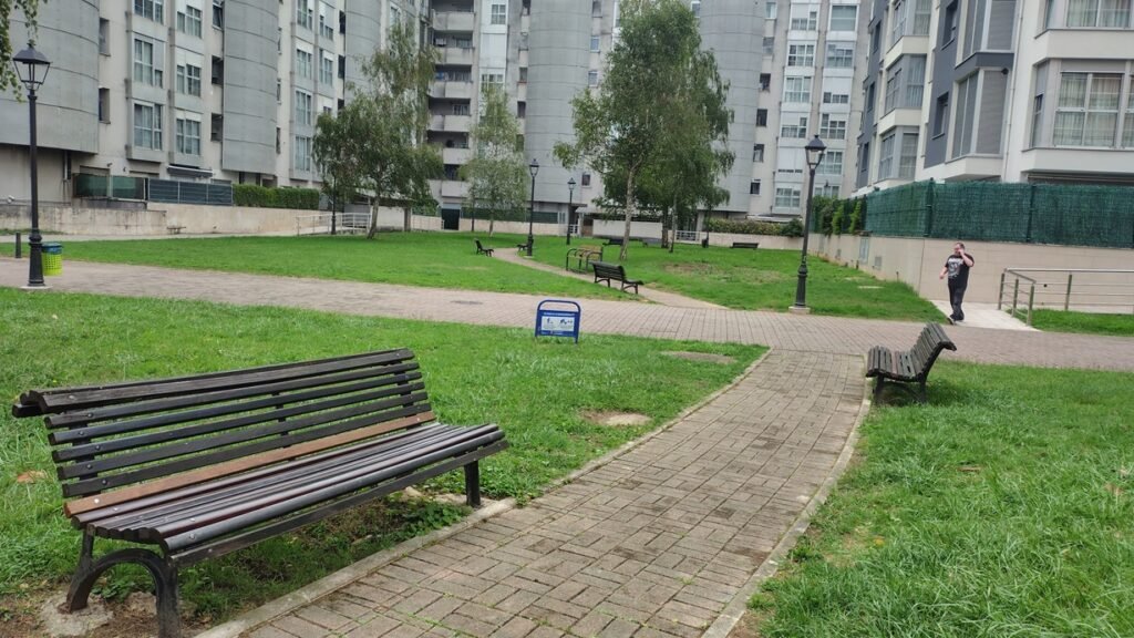 Trabajos de mejora y limpieza en el entorno de la plaza María Blanchard de Camargo.