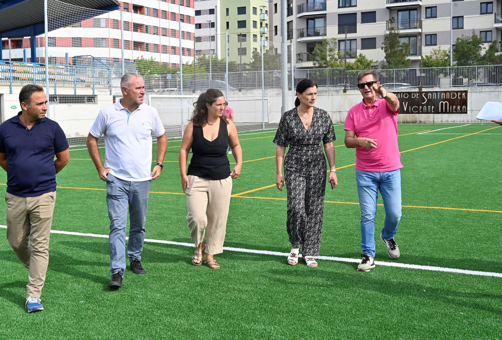 Gema Igual y representantes municipales y de los clubes deportivos durante la inauguración de las obras del campo de fútbol Vicente Miera de Santander