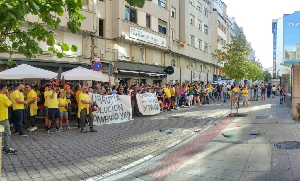 Concentración de trabajadores del Gobierno de Cantabria durante la negociación del convenio colectivo.