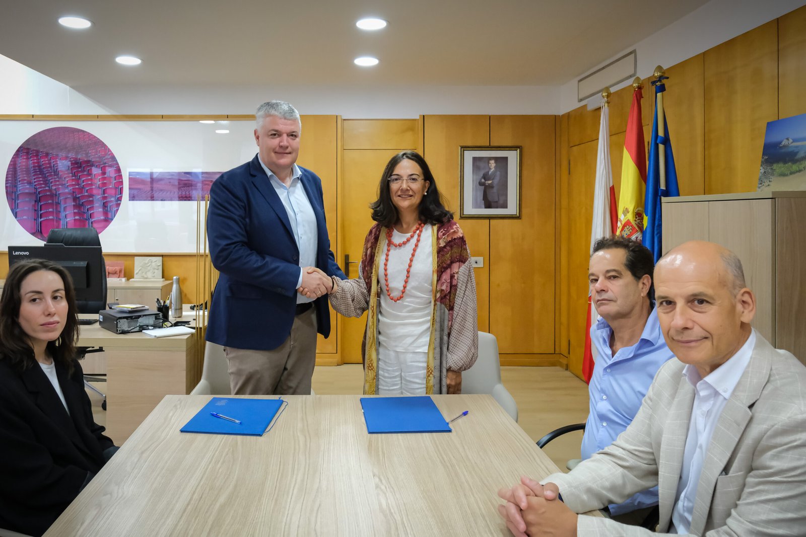 uis Ángel Agüeros y Concepción López durante la firma del convenio entre el Gobierno de Cantabria y la Universidad de Cantabria