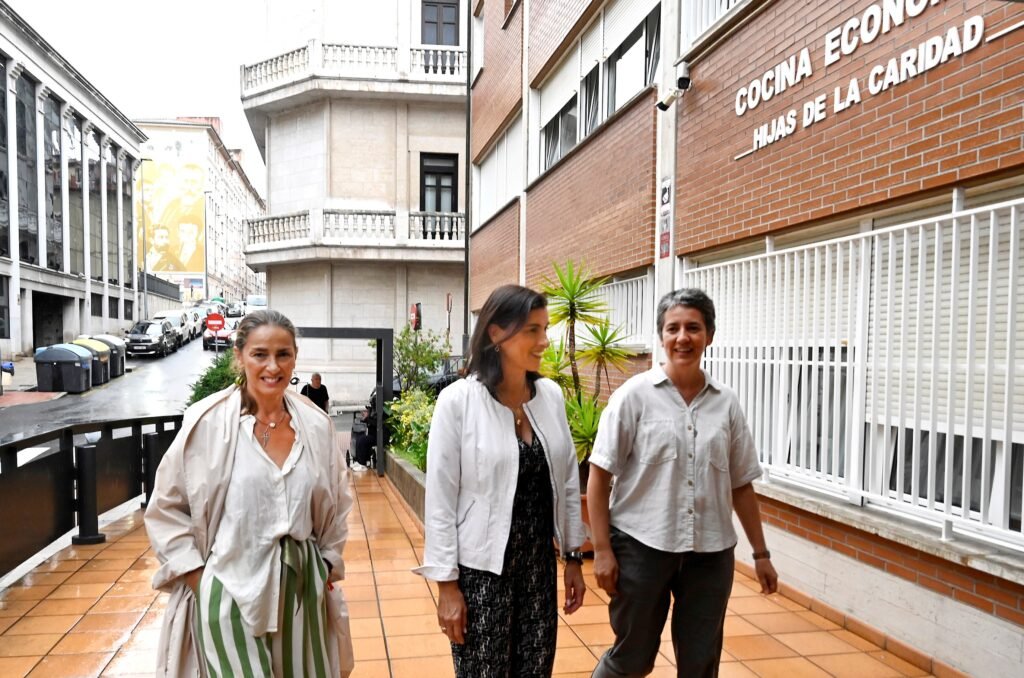 Gema Igual visita los nuevos contenedores instalados junto a la Cocina Económica de Santander.