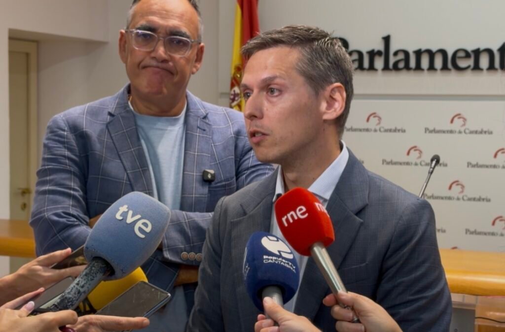 Mario Iglesias, portavoz parlamentario del PSOE de Cantabria, durante sus declaraciones sobre el proyecto de Ley de Autoridad del Profesorado y la Convivencia Escolar.