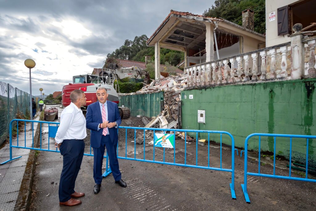 Roberto Media y Juan José Barruetabeña durante el inicio del derribo de dos viviendas con sentencia firme en Argoños.