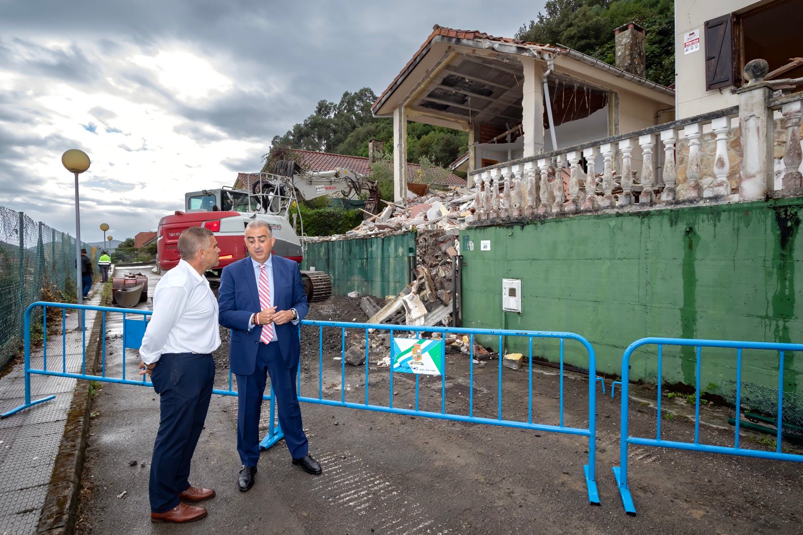 Dos viviendas con sentencia firme de demolición inician su derribo en Argoños