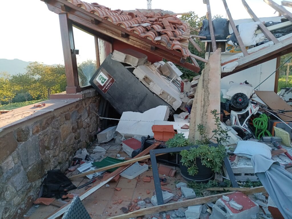 Bomberos del parque de Laredo intervienen tras una explosión de gas en un alojamiento rural de Seña.