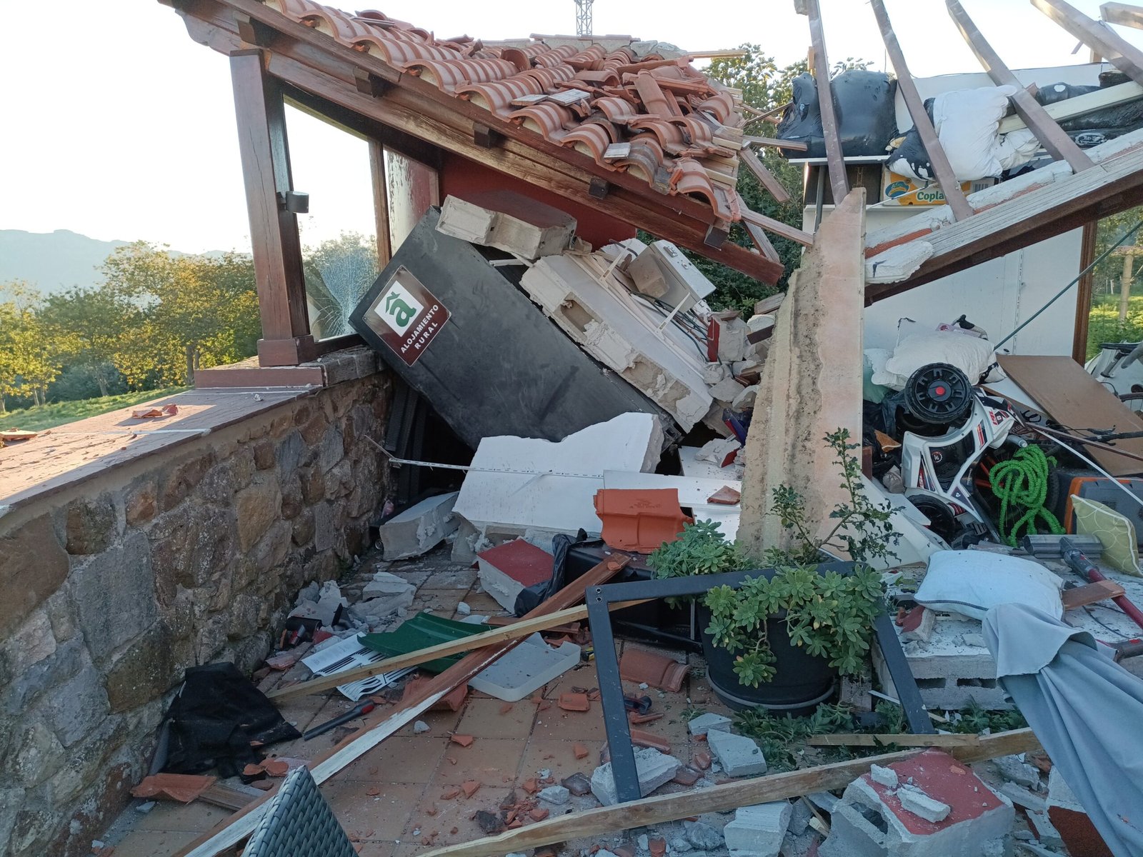 Una explosión de gas en el cuarto de calderas de un alojamiento rural en Seña causa daños materiales