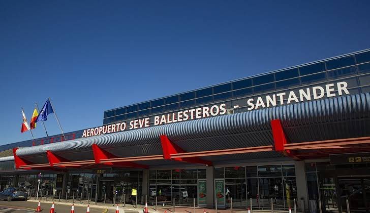 Aeropuerto Seve Ballesteros-Santander durante una jornada de actividad.