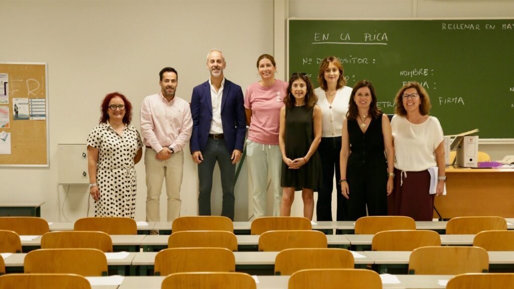 El consejero de Educación durante una visita a un aula de Educación Infantil.