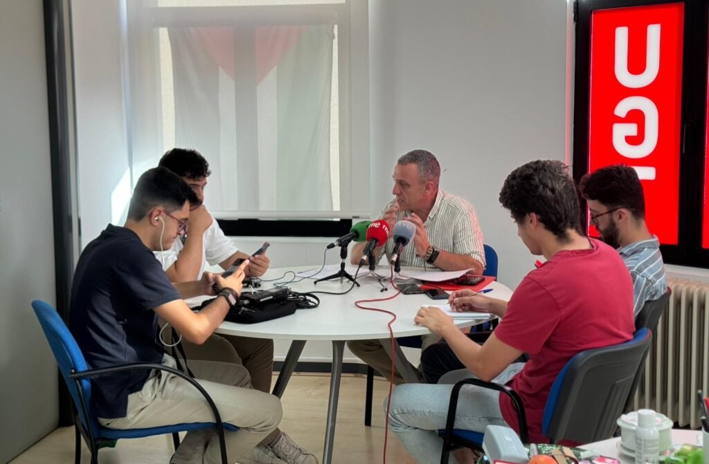 Mariano Carmona durante una rueda de prensa de UGT en Cantabria