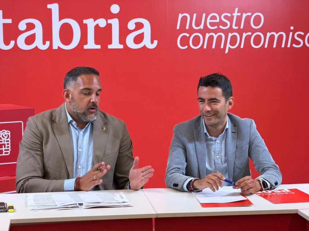 Pedro Casares y Killian Sánchez durante una reunión sobre la situación de la sanidad pública en Cantabria